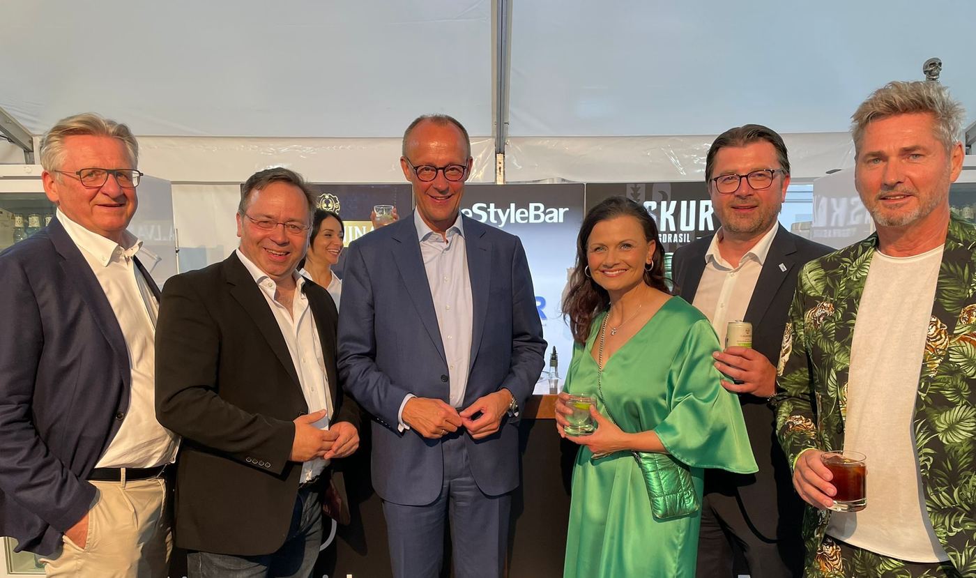Sechs Personen nebeneinander bei einem Abendempfang, Tino Barth als Zweiter von rechts