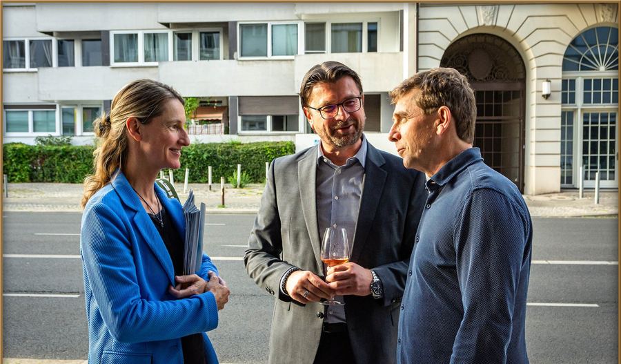 Austausch im Freien vor Beginn einer Veranstaltung
