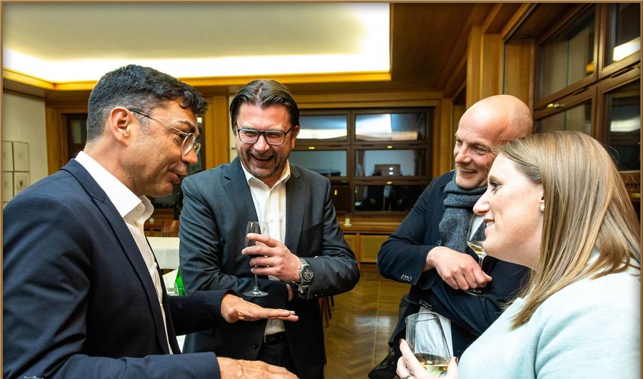 Gespräch im kleinen Kreis am Rande einer Abendveranstaltung