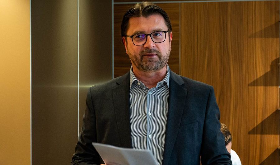 Tino Barth bei einer Veranstaltung am Rednerpult
