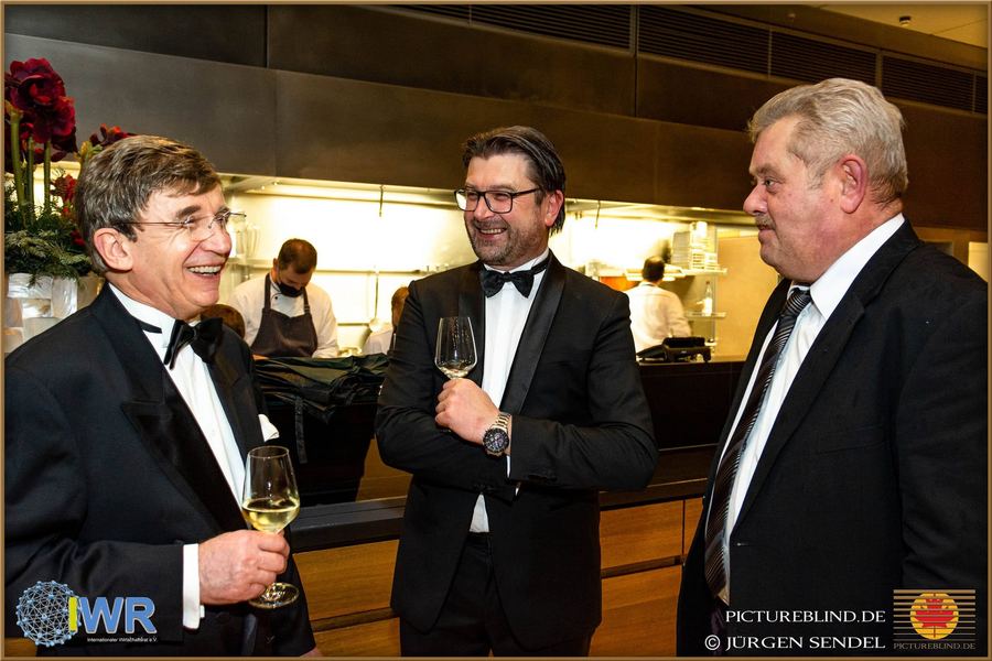 Tino Barth im Gespräch mit zwei Gästen bei einem Abendempfang, Dezember 2021