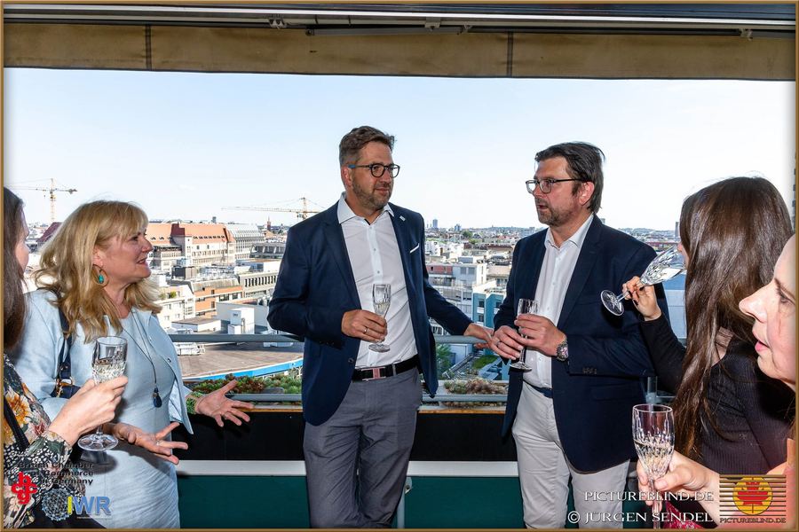 Austausch in einer Dachterrassen-Lounge mit Blick über Berlin, Juni 2022