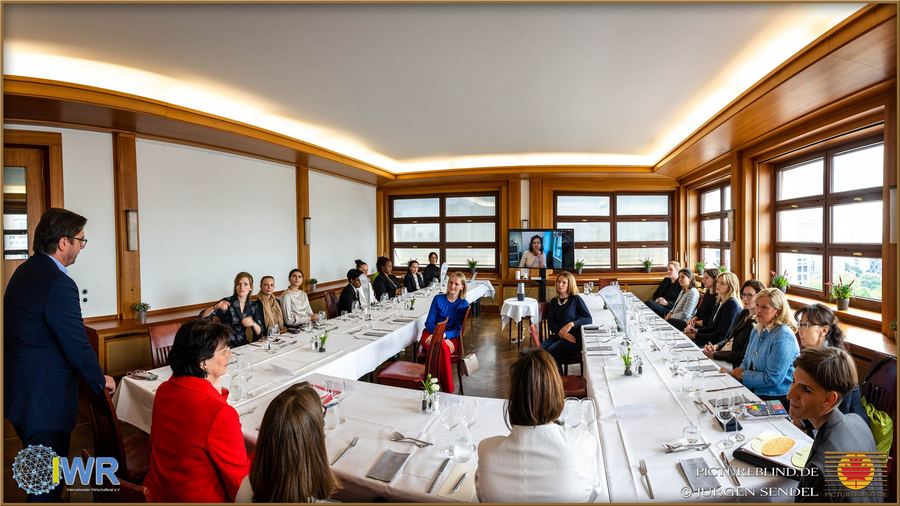 Konferenztafel mit Teilnehmenden während einer Sitzung, September 2022