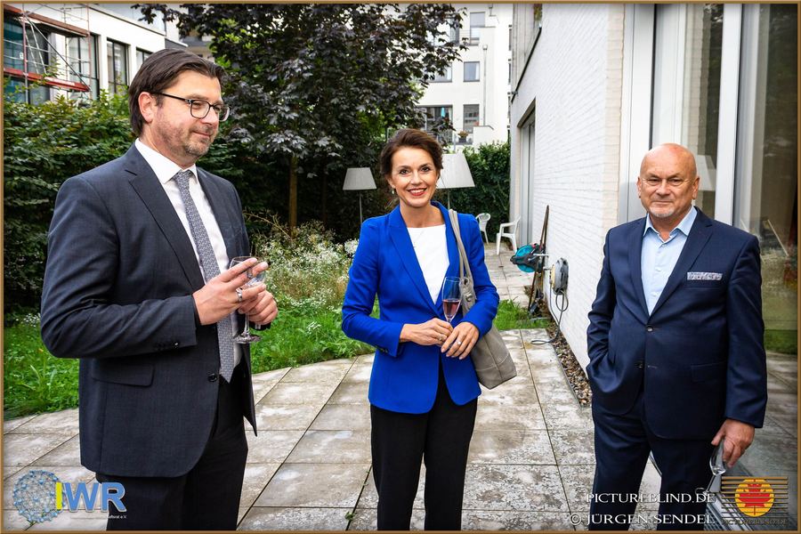 Gespräch im Freien während eines Sommerempfangs, September 2022