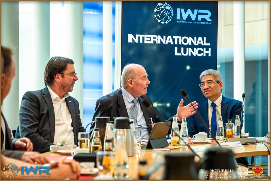 IWR International Lunch – Tino Barth (links) im Gespräch mit Gästen, August 2026