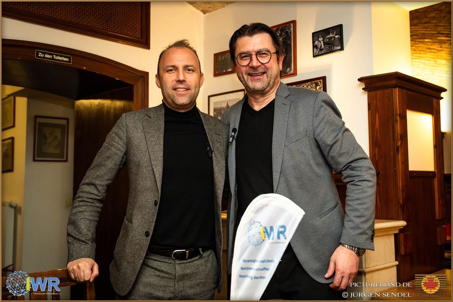 Tino Barth (rechts) mit einem Gast nach einer IWR-Veranstaltung, Februar 2025