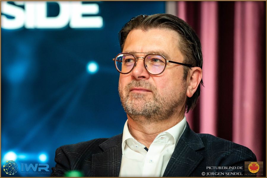 Porträt von Tino Barth bei einer Abendveranstaltung