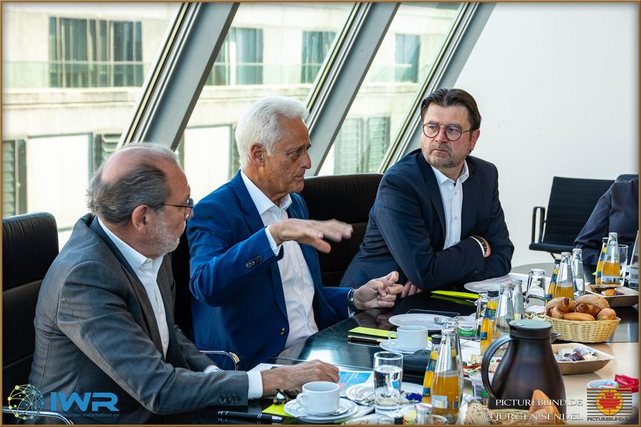 Diskussion am Konferenztisch, im Hintergrund die Fensterfront zum Reichstag, Mai 2025