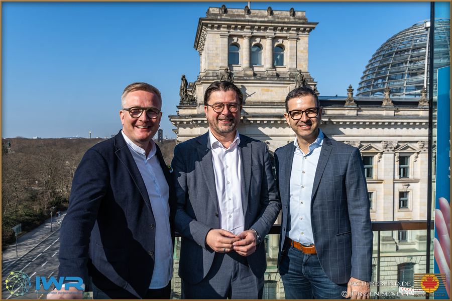 Tino Barth (Mitte) mit Gesprächspartnern auf einer Dachterrasse am Reichstag, März 2026